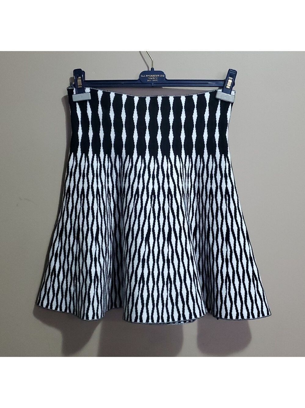 Max studio black and white a line knit skirt size medium/large